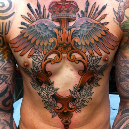 胸部华丽彩色框架与翅膀和皇冠纹身图案