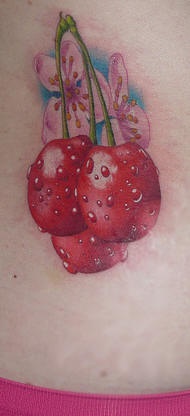 樱桃和逼真的樱桃纹身图案