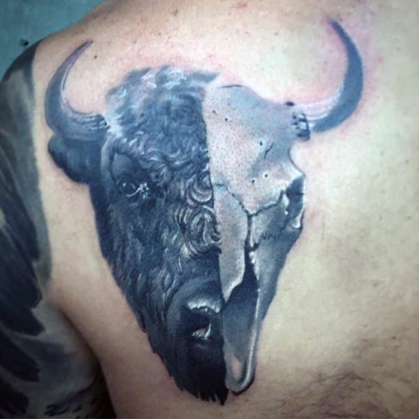 背部写实风格半牛半骷髅纹身图案