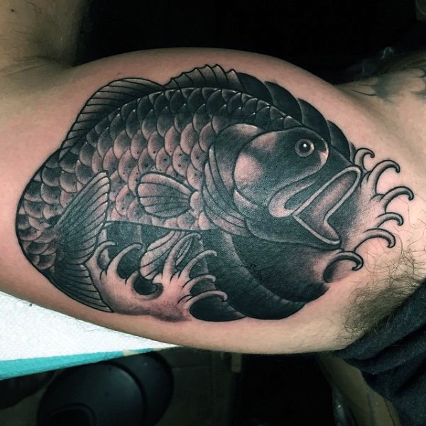 大臂内侧惊人的黑灰鲤鱼纹身图案