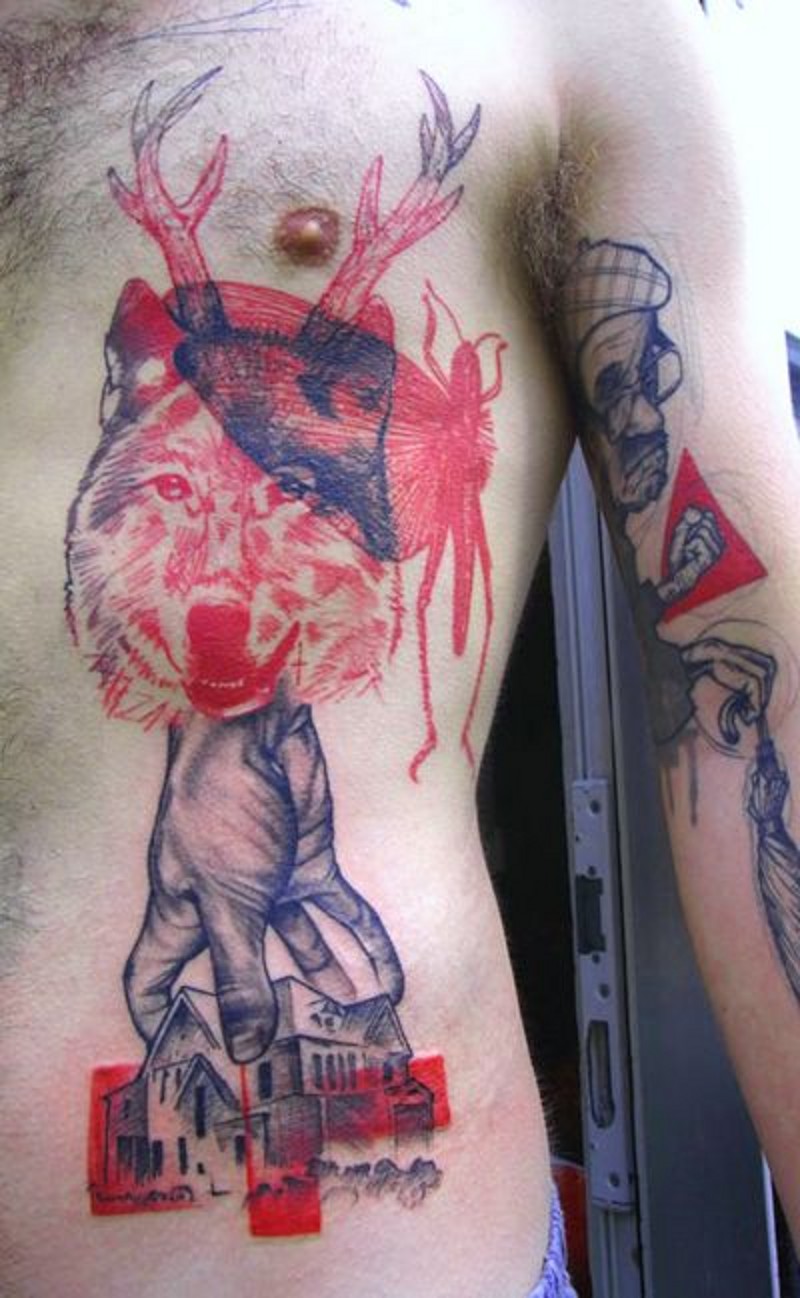 胸部彩色神秘狼头手房子纹身图案