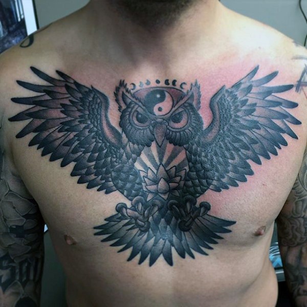 胸部惊人的黑灰猫头鹰与阴阳八卦纹身图案