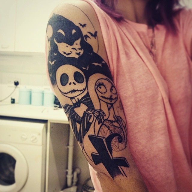 手臂黑白卡通僵尸情侣与蝙蝠纹身图案
