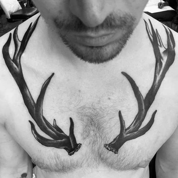 胸部经典的鹿角纹身图案
