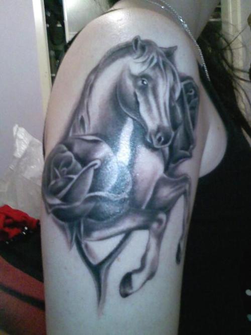 黑色马和玫瑰纹身图案