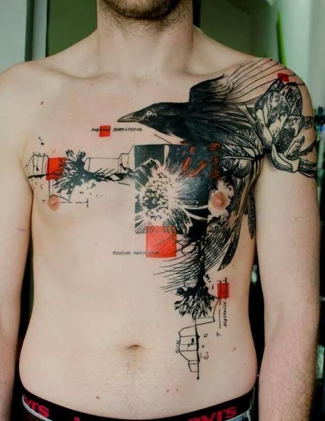 胸部精美的乌鸦几何和字母纹身图案