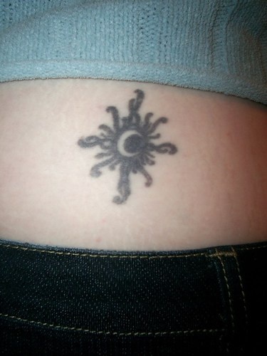卷曲的圆形黑色太阳图腾纹身图案