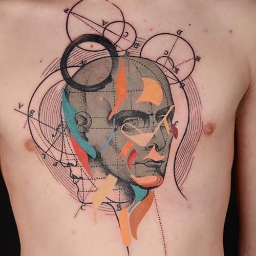 胸部彩色人像与各种数学符号纹身图案