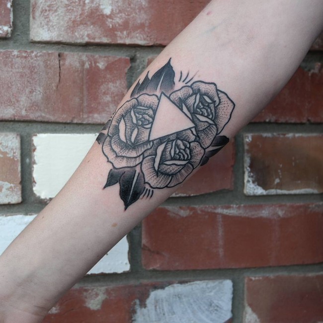 小臂雕刻风格黑色点刺玫瑰三角形纹身图案