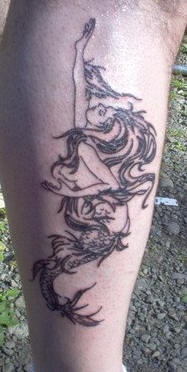 优雅的美人鱼黑色小腿纹身图案