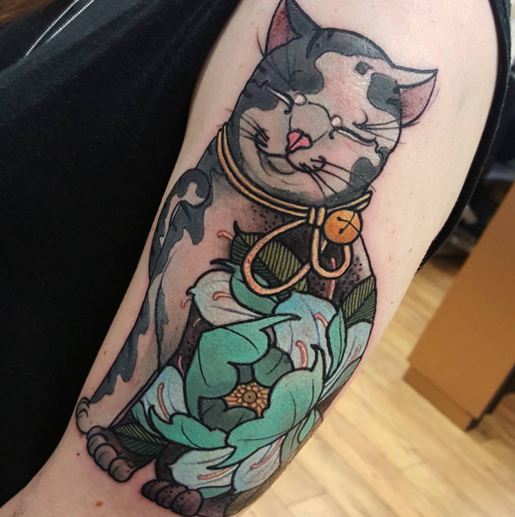 手臂蓝色花朵和猫咪纹身图案
