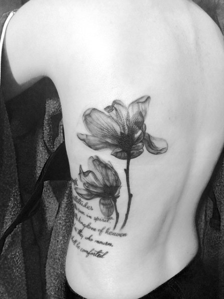 侧肋惊人的漂亮黑色罂粟花与字母纹身图案
