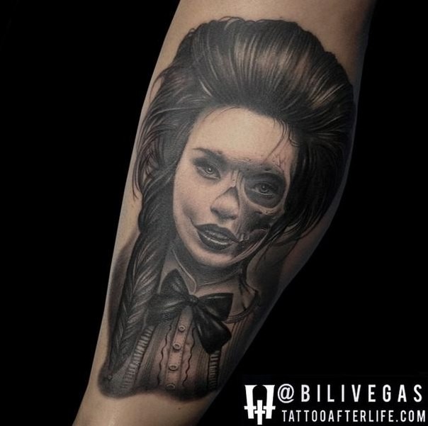 写实风格黑白女人与骷髅结合纹身图案