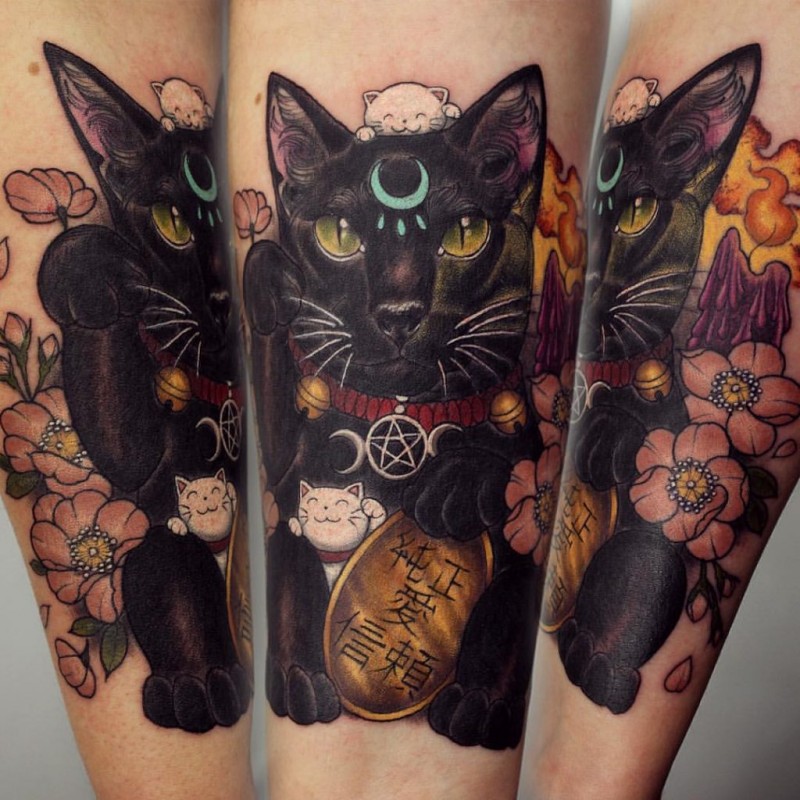 小臂黑色招财猫与白猫花朵纹身图案
