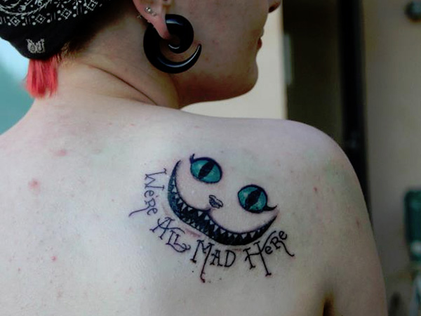 肩部柴郡猫微笑纹身图案