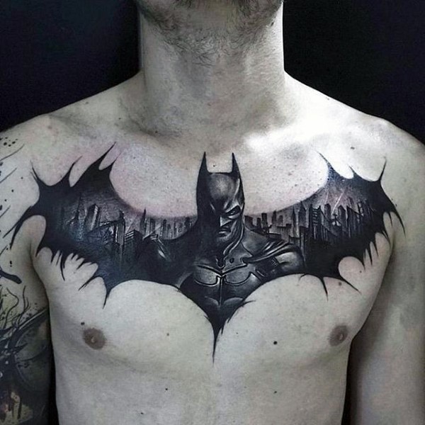 胸部华丽的黑色蝙蝠侠与徽章纹身图案