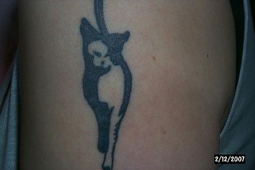 简约的黑色猫纹身图案