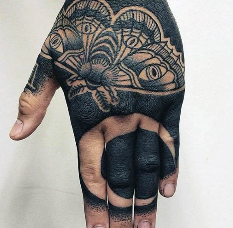 手背个性黑白月亮与蝴蝶纹身图案