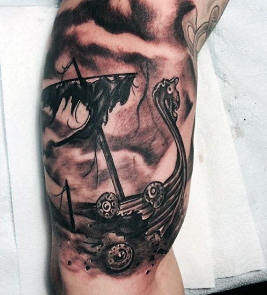 大臂黑灰风格海盗船纹身图案