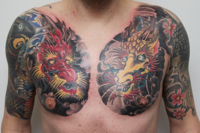男性胸部两边不同的龙纹身图案