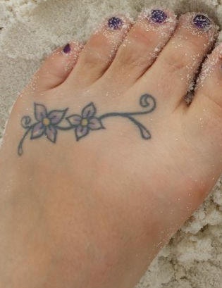 脚背卷曲的两朵花纹身图案