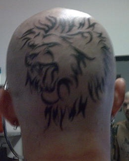 头部狮子头像黑色线条纹身图案