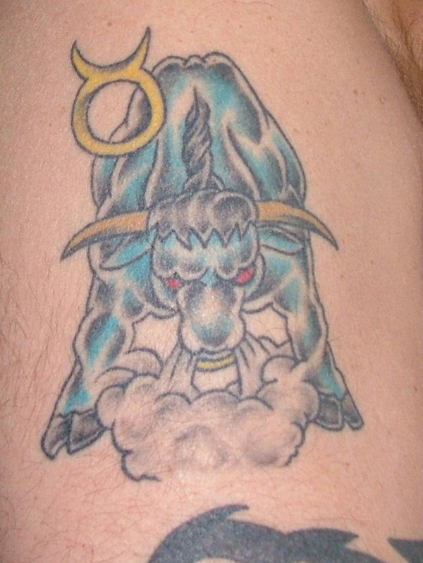 金牛座符号蓝色的牛纹身图案
