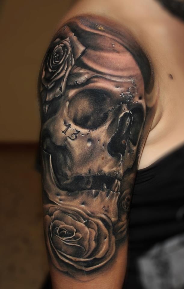 手臂黑灰骷髅与玫瑰和数字纹身图案