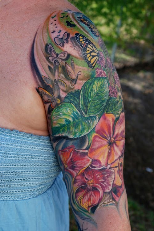 手臂写实的花朵与蝴蝶纹身图案