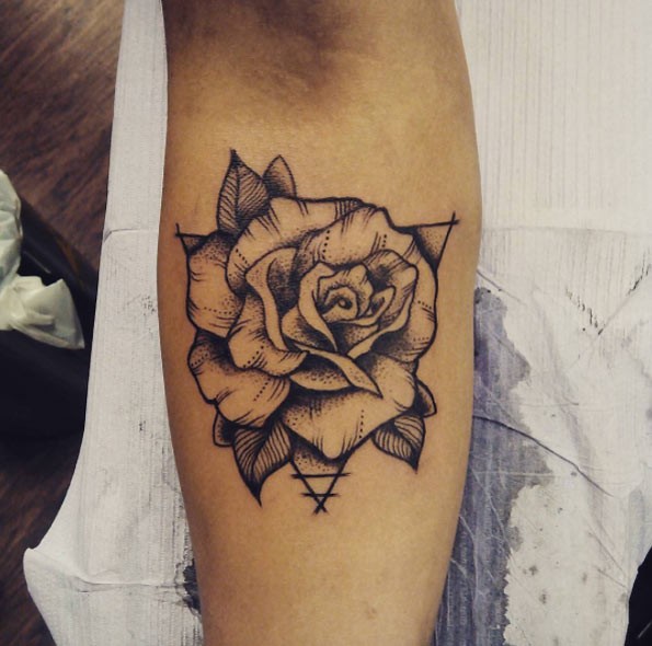 手臂old school黑白玫瑰与三角形纹身图案