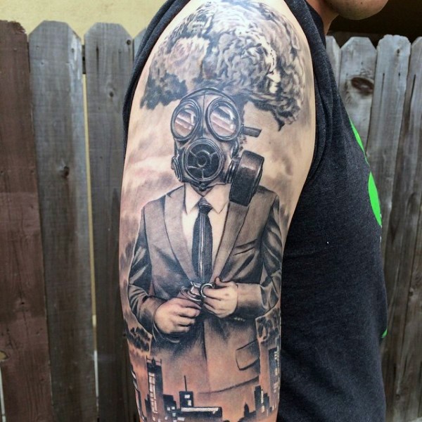 手臂黑色西装男性与防毒面具和建筑纹身图案