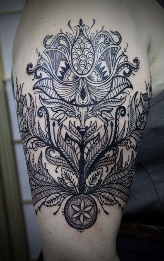 大臂不寻常的设计黑白花卉饰品纹身图案