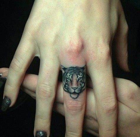 手指可爱的小老虎纹身图案