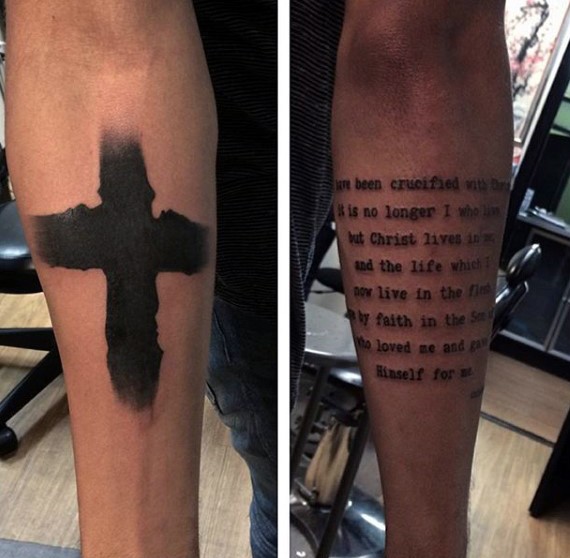 小臂黑色宗教十字架和经文字母纹身图案