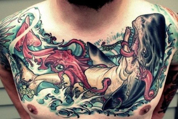 胸部彩色鲸鱼和红色鱿鱼纹身图案
