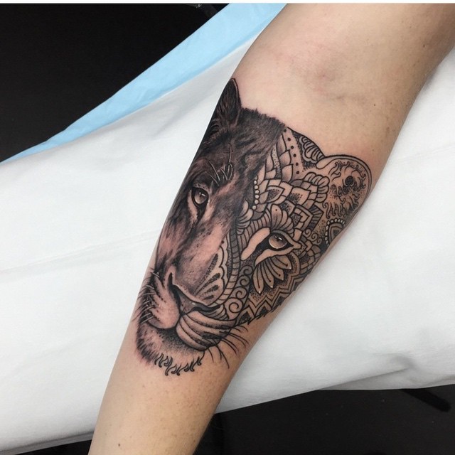 手臂独特设计的黑色狮子与梵花组合纹身图案