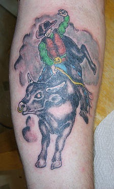公牛和牛仔彩色纹身图案