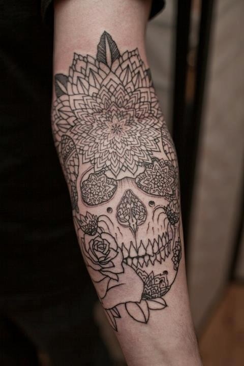 手臂绚丽的黑色骷髅结合观赏花卉纹身图案