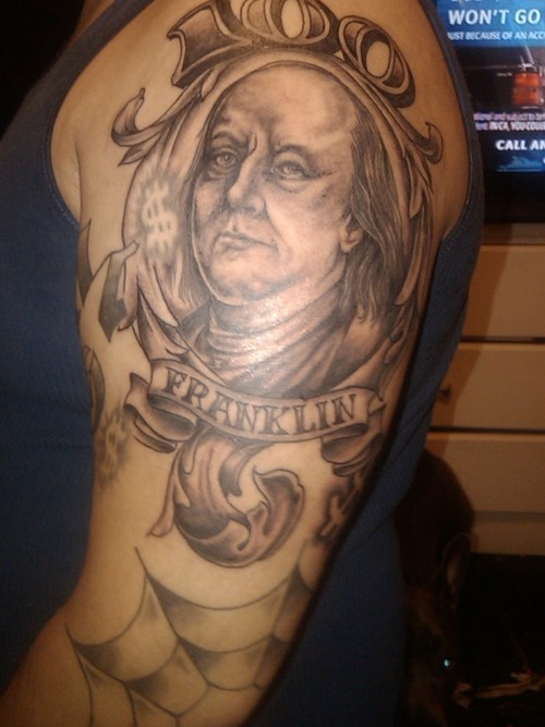 大臂黑色本杰明富兰克林肖像与字母纹身图案