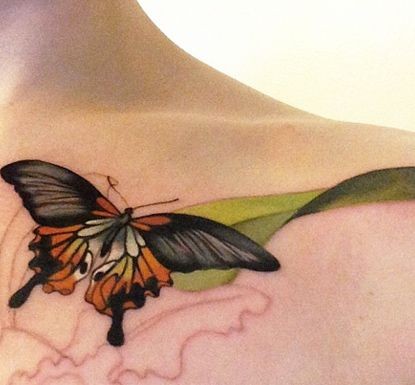 锁骨蝴蝶与绿色叶子纹身图案
