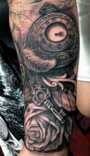 手臂黑灰时钟与羽毛玫瑰钥匙纹身图案