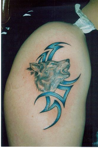 大臂狼头与蓝色部落标志纹身图案