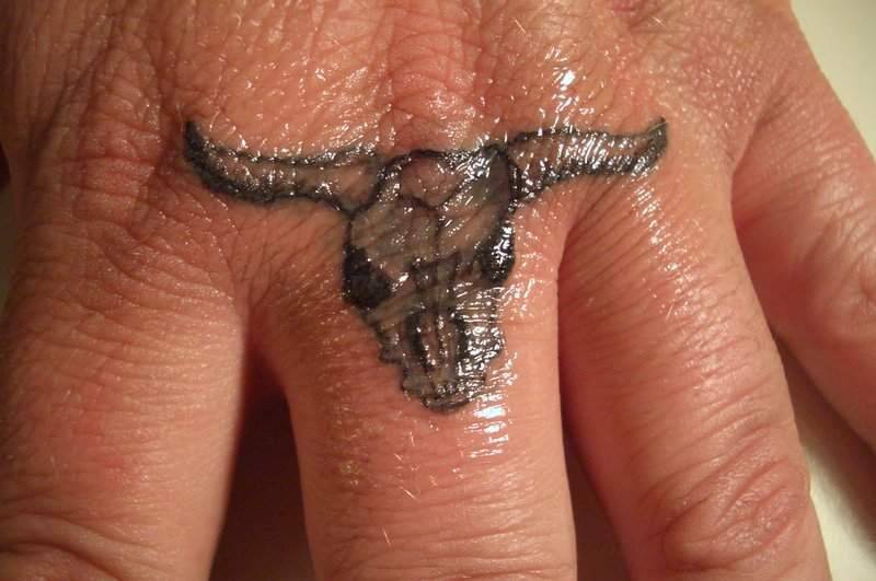 手指上的公牛骷髅纹身图案