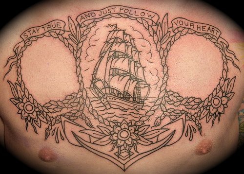 胸部帆船绳子花朵纹身图案