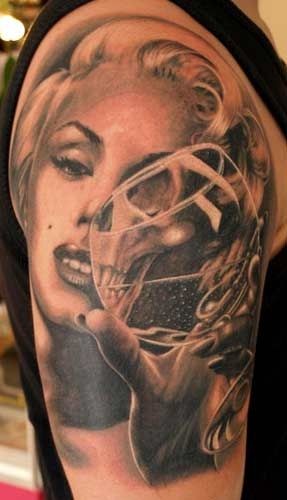 大臂黑白女性肖像结合骷髅纹身图案