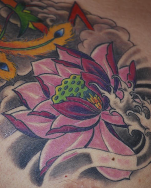 粉红色莲花和黑色背景纹身图案