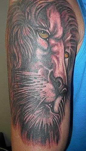手臂精致的狮子头像黑灰纹身图案