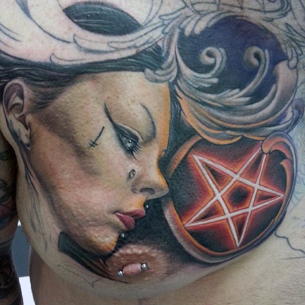 胸部现代风格女性肖像和五角星纹身图案