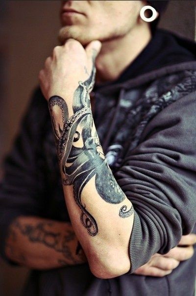 男性手臂黑灰章鱼纹身图案