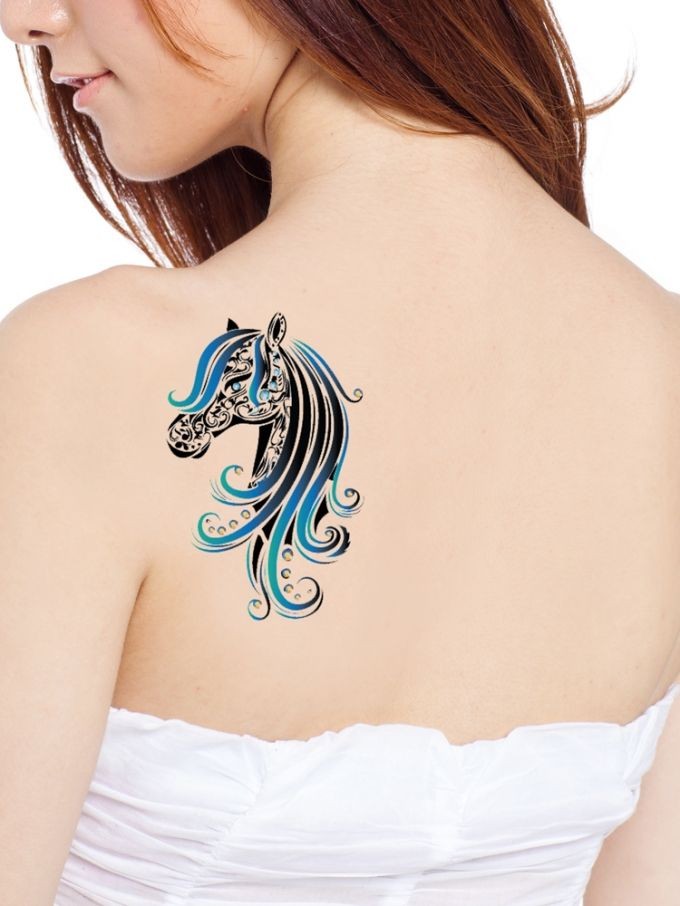 背部黑色和蓝色马纹身图案